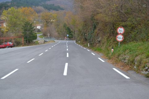 Nevarna brežina ob državni cesti