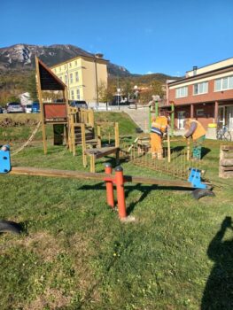 Ureditev  podlage pod otroškimi igrali